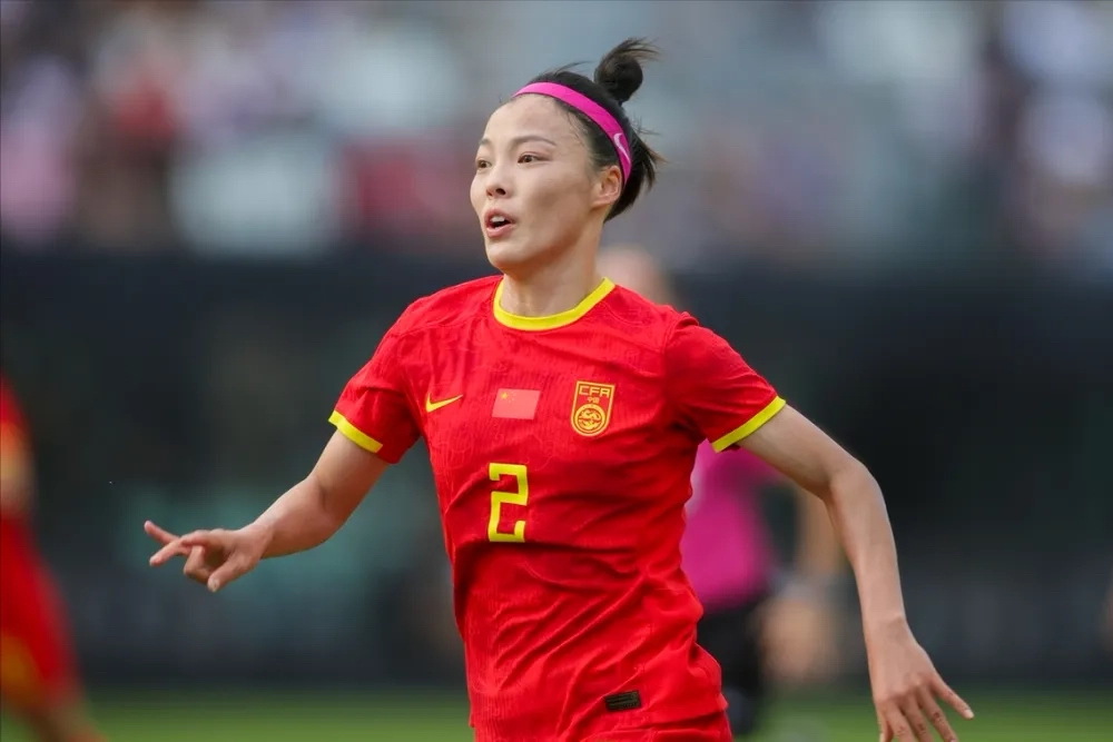 米兰体育馆-包含中国女足球员团结一心，迎接新赛季的挑战的词条