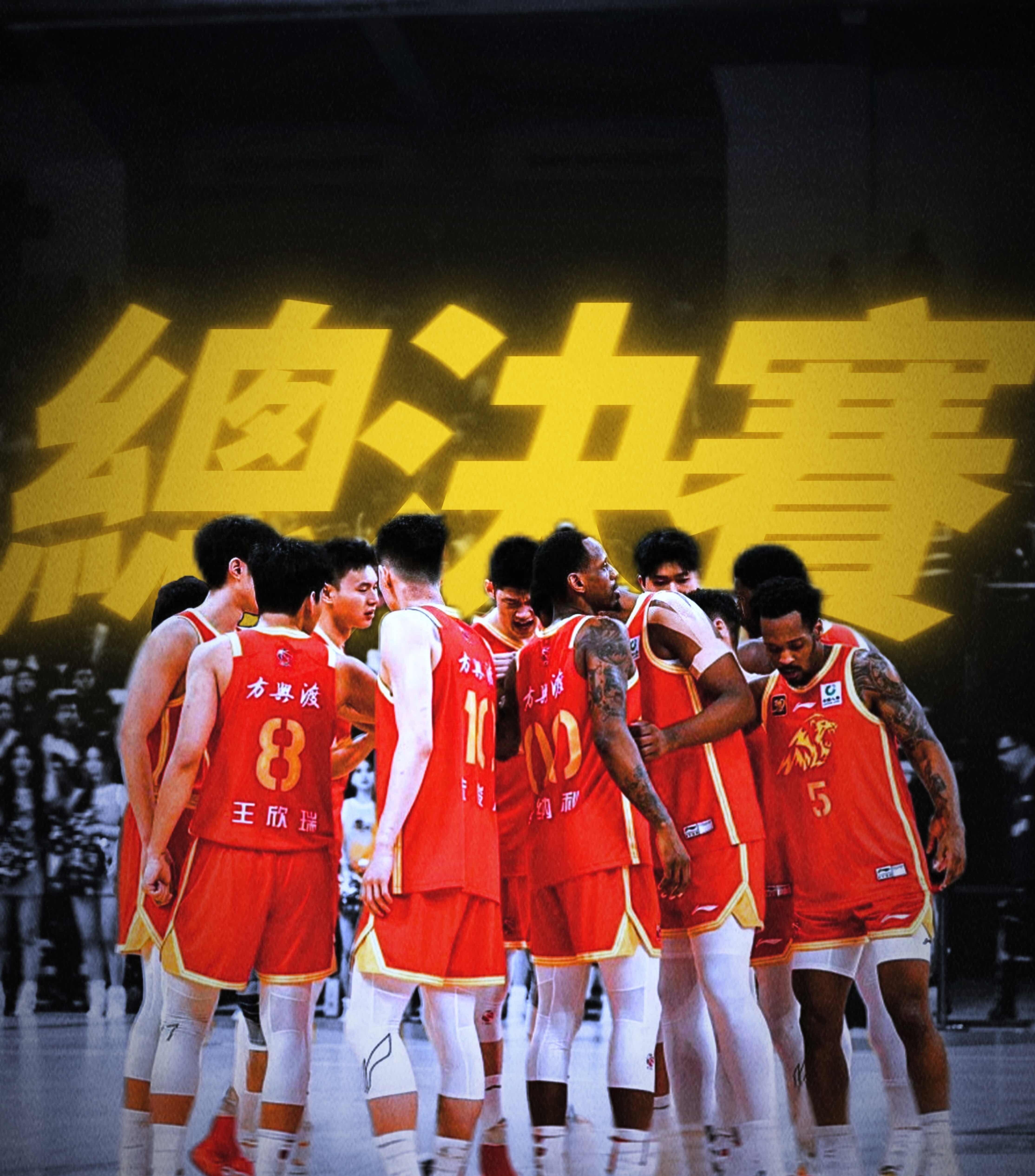 包含火爆的对决，球员们在比赛中尽展拼搏精神的词条