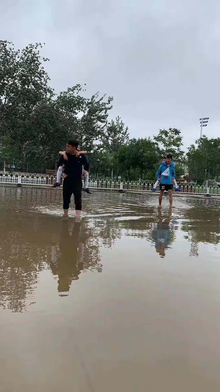 台风期间足球队训练受到影响