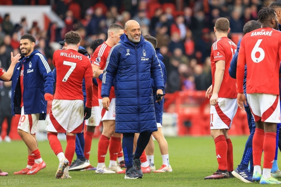 利物浦客场逼平斯托克城，稳居英超榜首