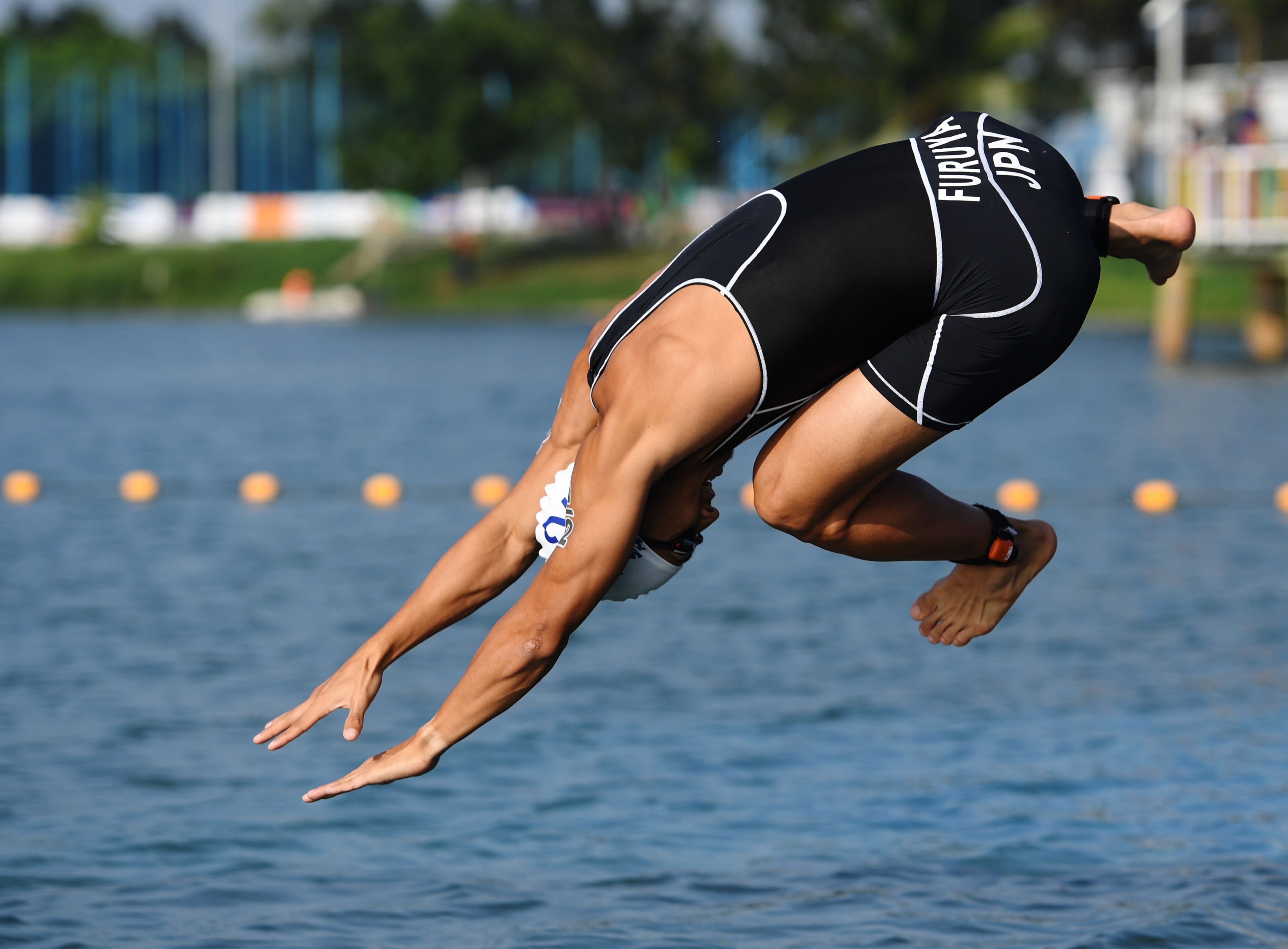 葡萄牙运动员喜获铁人三项金牌